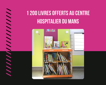 Une étagère remplie de livres au sein du centre hospitalier du Mans