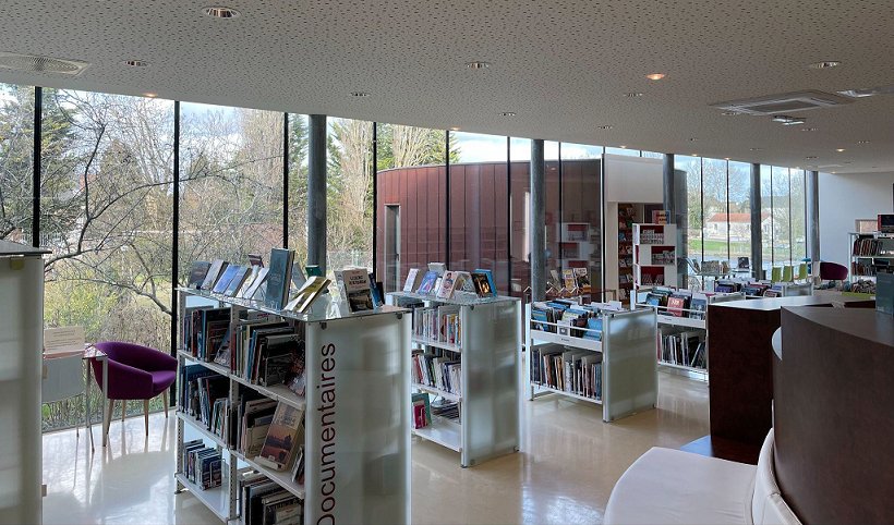 Autre vu de l'intérieur de la médiathèque de la Suze-sur-Sarthe