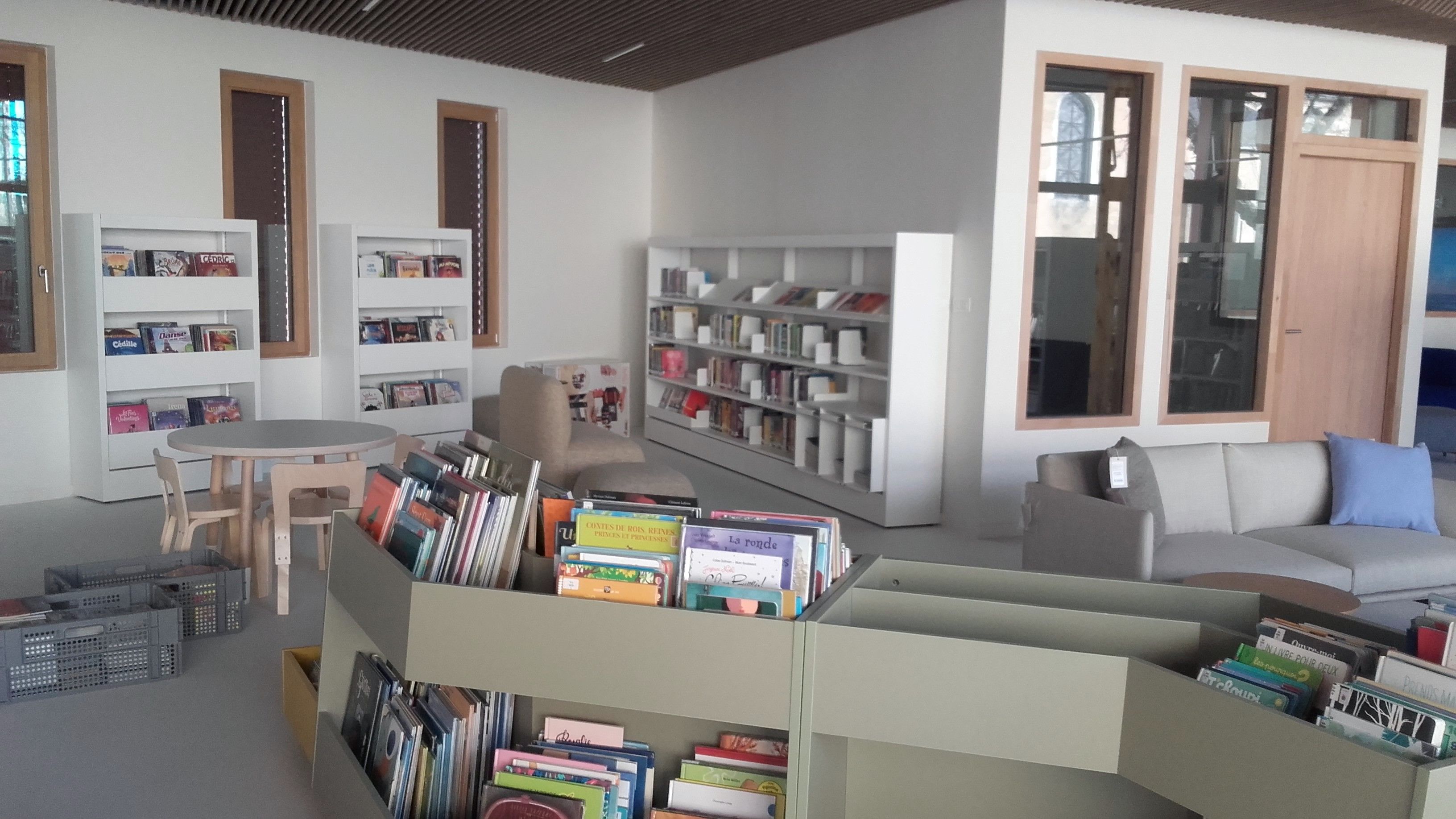 Mobilier dans la bibliothèque de Spay