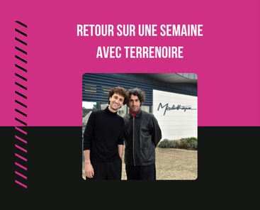 Théo et Raphaël devant la médiathèque de Noyen-sur-Sarthe