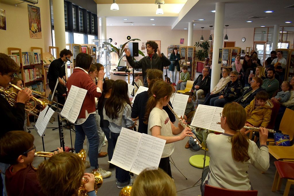 Les élèves de l’école de musique répétant un morceau avec Terrenoire, à la Médiathèque.