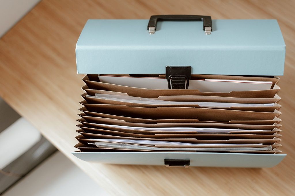 Un porte-document ouvert et plein