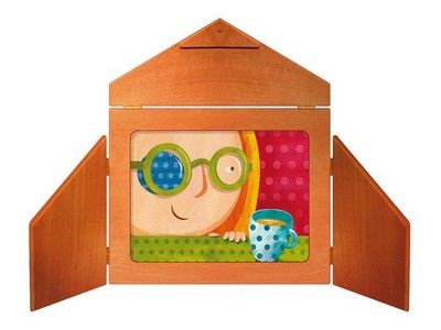 petit théâtre en bois contenant des planches illustrées à faire défiler