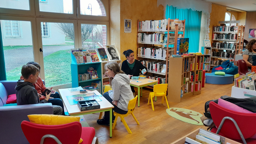 Des usagers dans une bibliothèque en train de faire des jeux de société