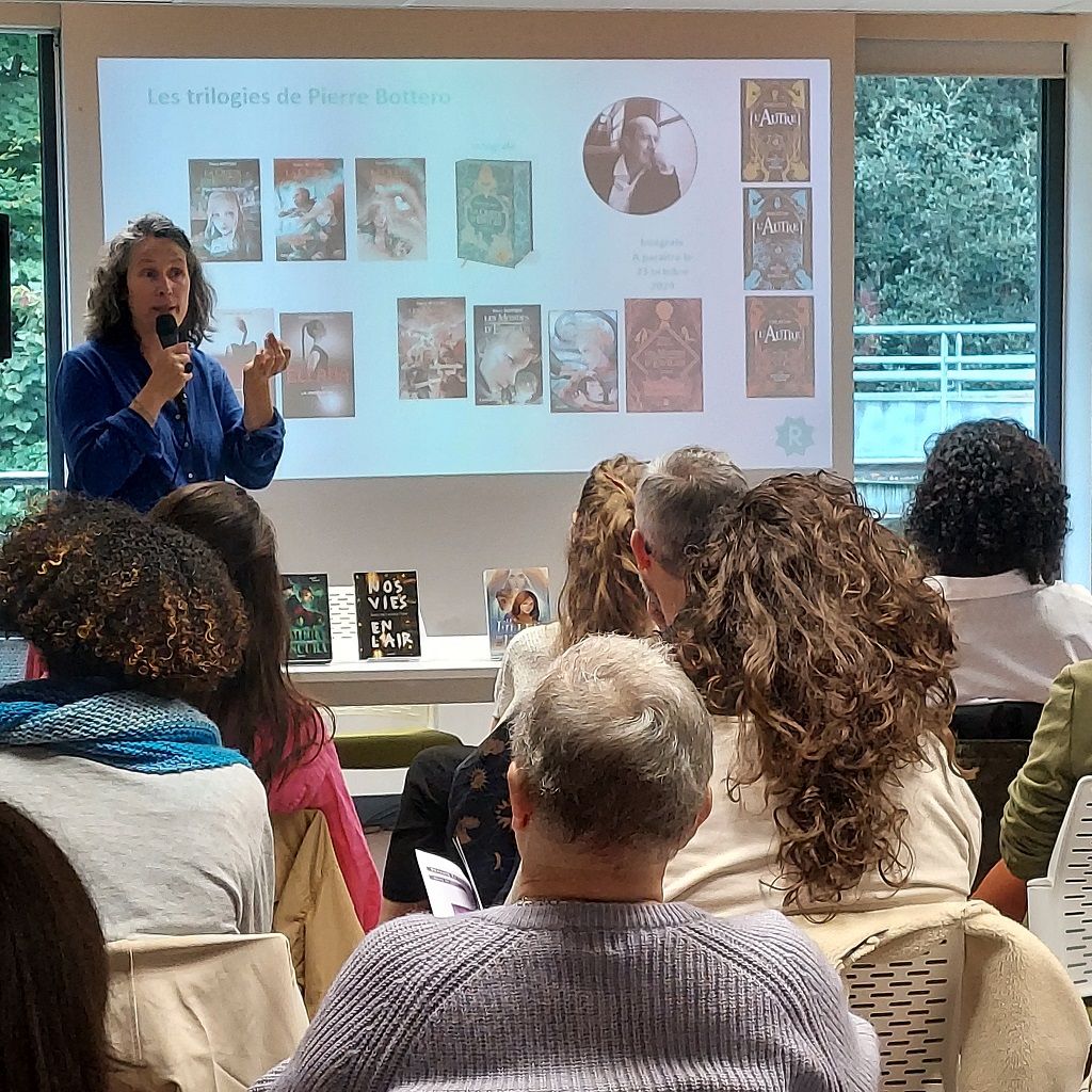 Une libraire fait une présentation devant des bibliothécaires