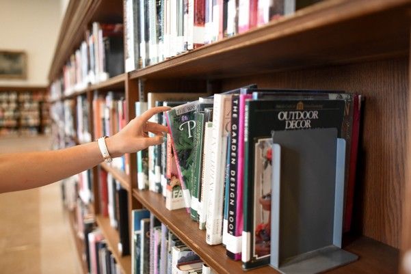 Des collections de bibliothèque sur des étagères